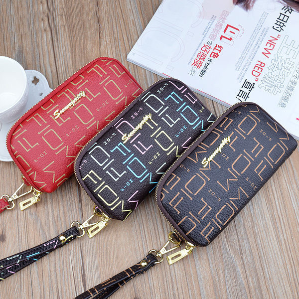 Μοντέρνο πορτοφόλι με κοντή λαβή και μεταλλική επιγραφή