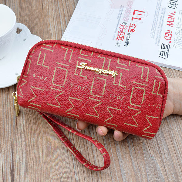 Μοντέρνο πορτοφόλι με κοντή λαβή και μεταλλική επιγραφή