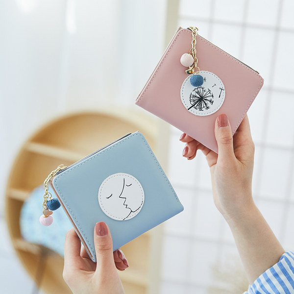 Γυναικείο έκο δερμάτινο πορτοφόλι με έμβλημα και μεταλλική αλυσίδα