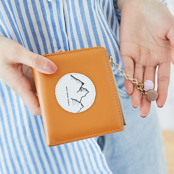 Γυναικείο έκο δερμάτινο πορτοφόλι με έμβλημα και μεταλλική αλυσίδα