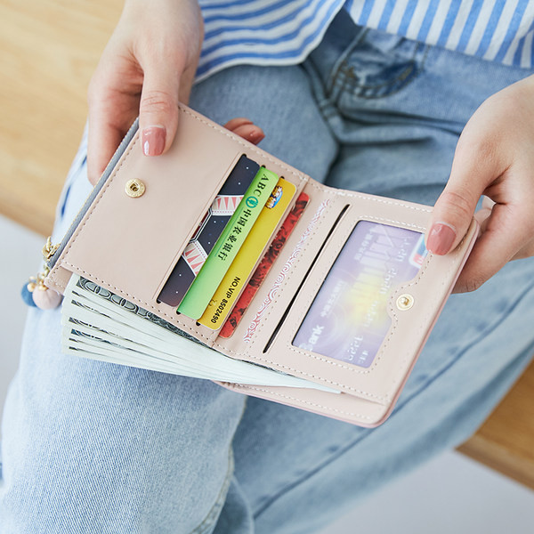 Γυναικείο έκο δερμάτινο πορτοφόλι με έμβλημα και μεταλλική αλυσίδα