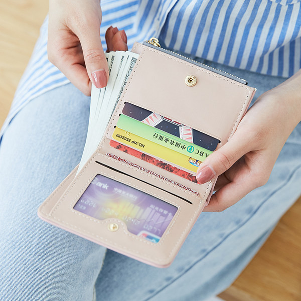 Γυναικείο έκο δερμάτινο πορτοφόλι με έμβλημα και μεταλλική αλυσίδα