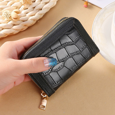 Γυναικείο πορτοφόλι με ανάγλυφο δέρμα και φερμουάρ