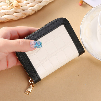 Γυναικείο πορτοφόλι με ανάγλυφο δέρμα και φερμουάρ