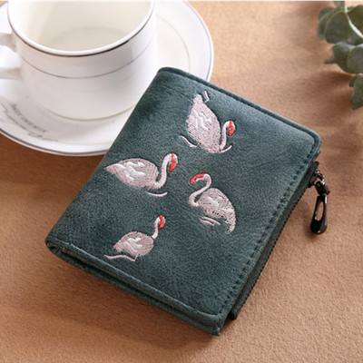 Μοντέρνο γυναικείο πορτοφόλι με κέντημα και φερμουάρ