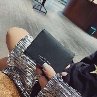 Γυναικείο μίνι πορτοφόλι με δύο θήκες για κέρματα και φερμουάρ