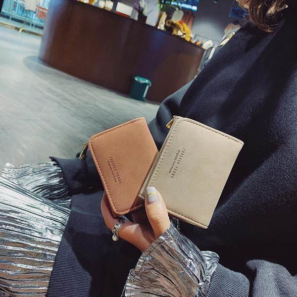 Γυναικείο μίνι πορτοφόλι με δύο θήκες για κέρματα και φερμουάρ