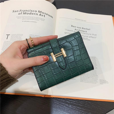 Γυναικείο πορτοφόλι από έκο δέρμα με μεταλλική αγκράφα - δύο μοντέλα