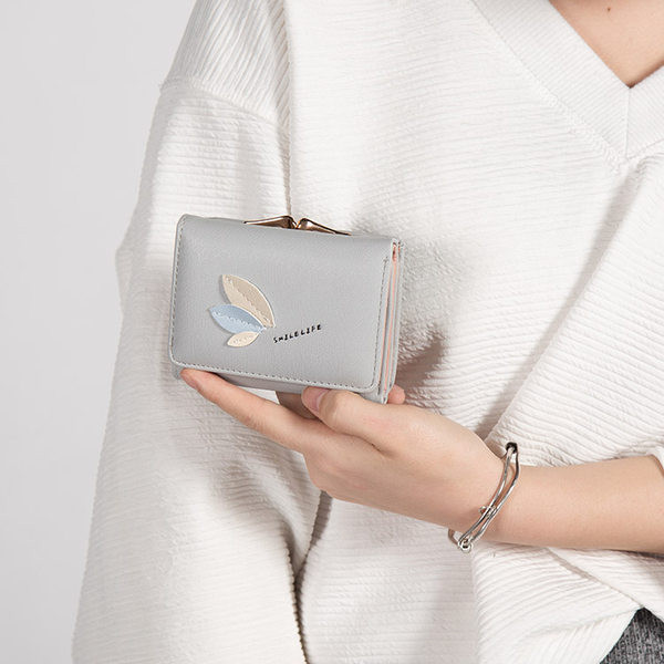 Portofel de dama din piele cu inscriptie brodata