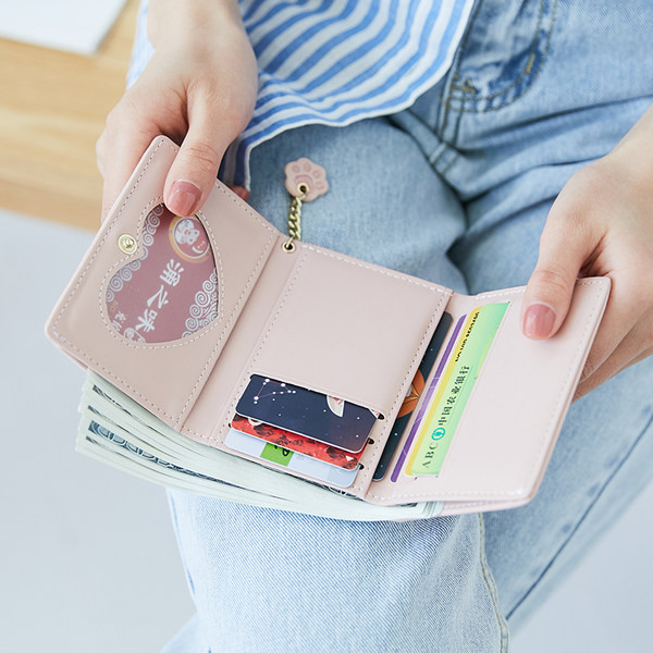 Sieviešu maks ar izšuvumu un metāla aizdari