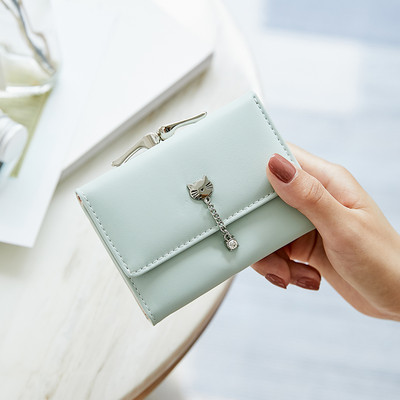 Neliels sieviešu maks no eko ādas ar metāla kulonu un monētu kabatu