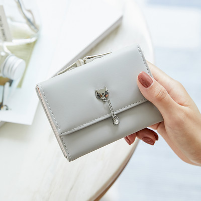 Neliels sieviešu maks no eko ādas ar metāla kulonu un monētu kabatu