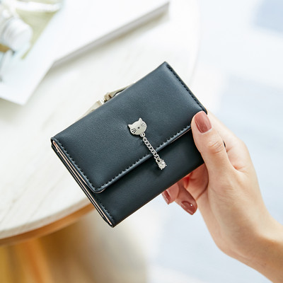 Neliels sieviešu maks no eko ādas ar metāla kulonu un monētu kabatu