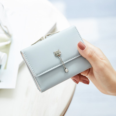 Neliels sieviešu maks no eko ādas ar metāla kulonu un monētu kabatu