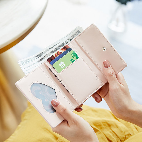 Neliels sieviešu maks no eko ādas ar metāla kulonu un monētu kabatu