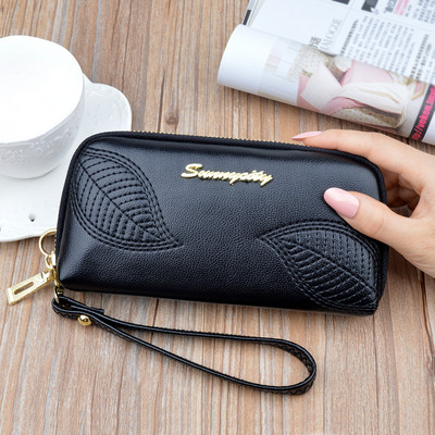 Πορτοφόλη με μεταλλική επιγραφή και κεντήματα