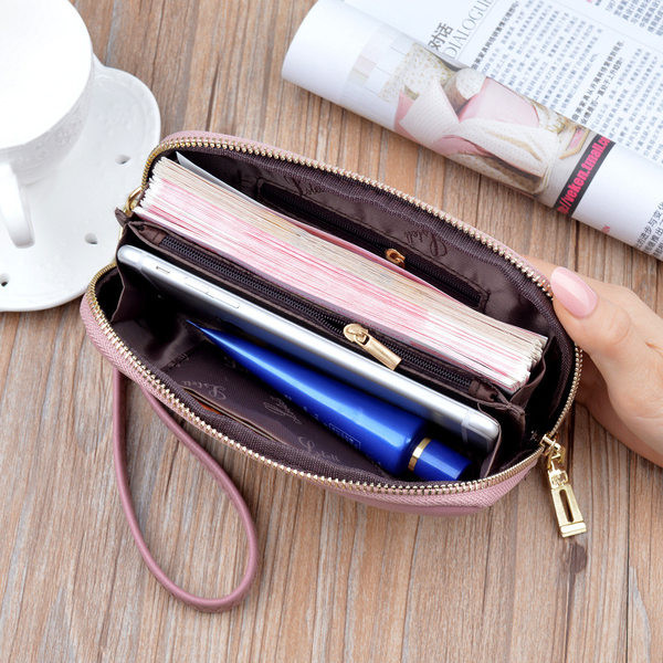 Πορτοφόλη με μεταλλική επιγραφή και κεντήματα