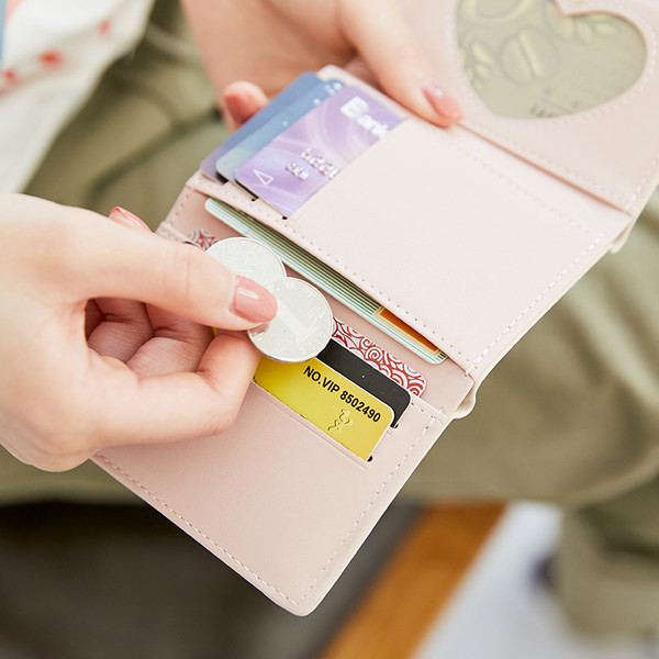 Μικρό πορτοφόλι με απλικέ χρώμα και μεταλλική στερέωση