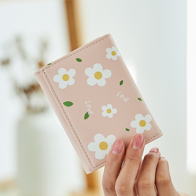 Γυναικείο πορτοφόλι με floral απλικέ και μεταλλικό κούμπωμα