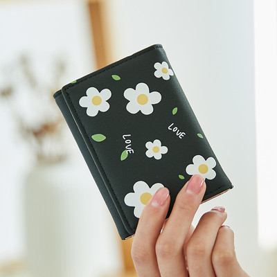 Γυναικείο πορτοφόλι με floral απλικέ και μεταλλικό κούμπωμα