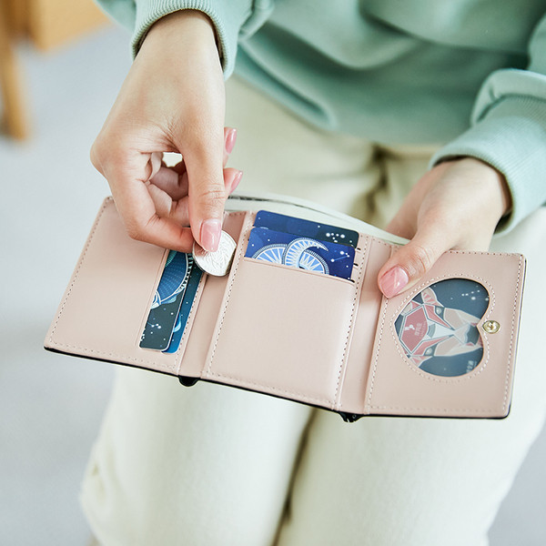 Γυναικείο πορτοφόλι με floral απλικέ και μεταλλικό κούμπωμα