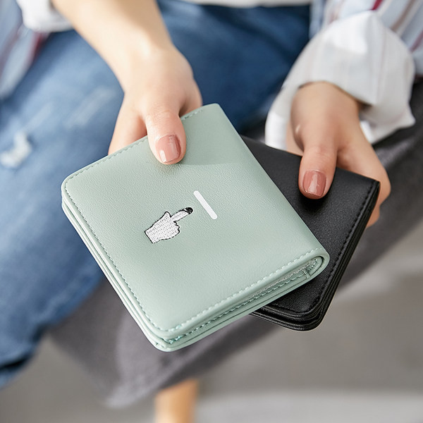 Μικρό γυναικείο πορτοφόλι με κεντήματα - οικολογικό δέρμα