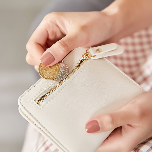 Μικρό γυναικείο πορτοφόλι με κεντήματα - οικολογικό δέρμα