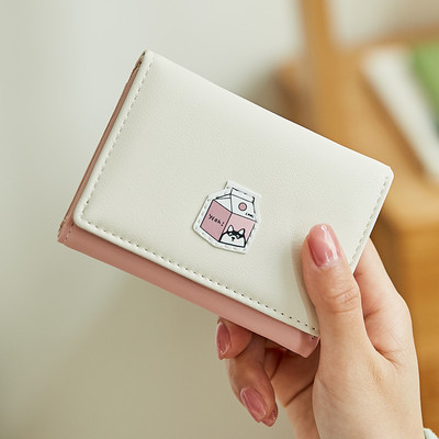 Γυναικείο πορτοφόλι με έμβλημα και μεταλλική στερέωση