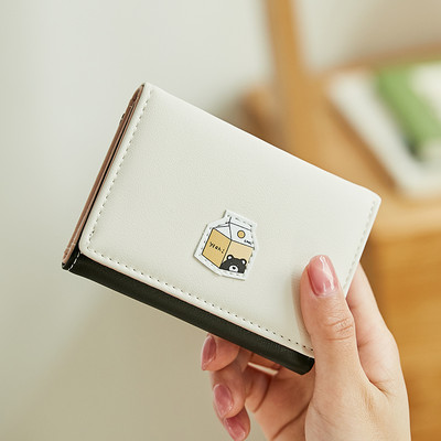 Γυναικείο πορτοφόλι με έμβλημα και μεταλλική στερέωση