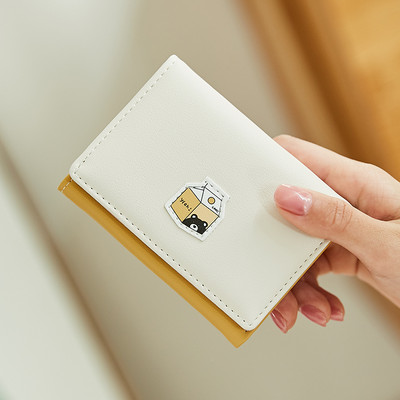 Γυναικείο πορτοφόλι με έμβλημα και μεταλλική στερέωση