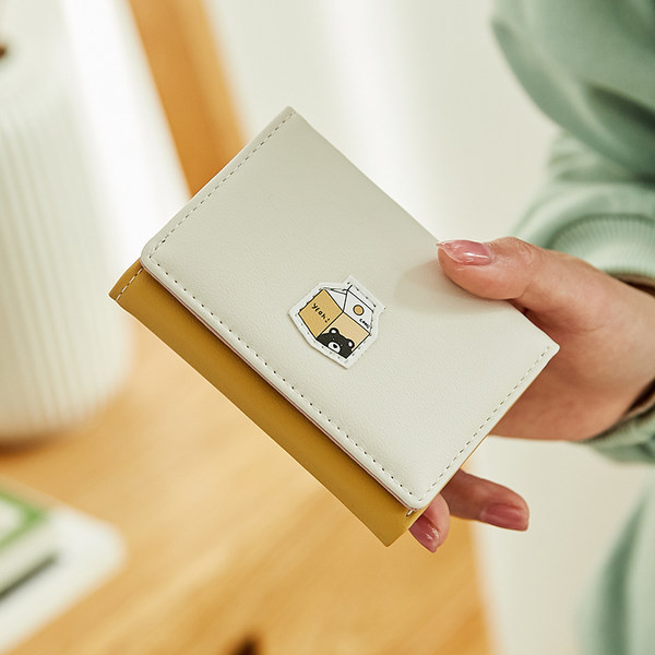 Γυναικείο πορτοφόλι με έμβλημα και μεταλλική στερέωση