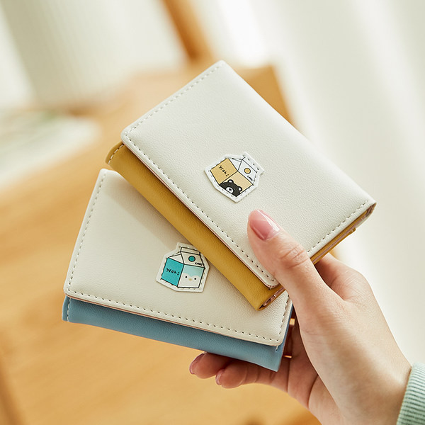 Γυναικείο πορτοφόλι με έμβλημα και μεταλλική στερέωση