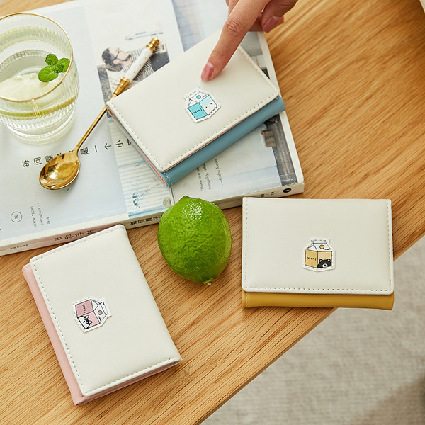 Γυναικείο πορτοφόλι με έμβλημα και μεταλλική στερέωση