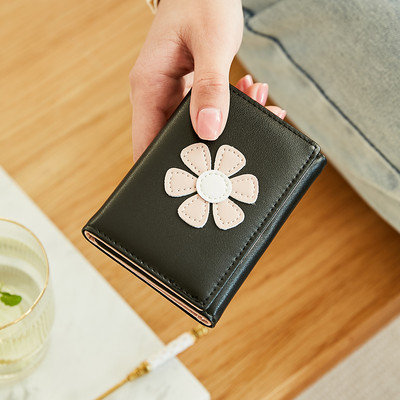 Γυναικείο πορτοφόλι με κέντημα λουλουδιών και μεταλλική στερέωση