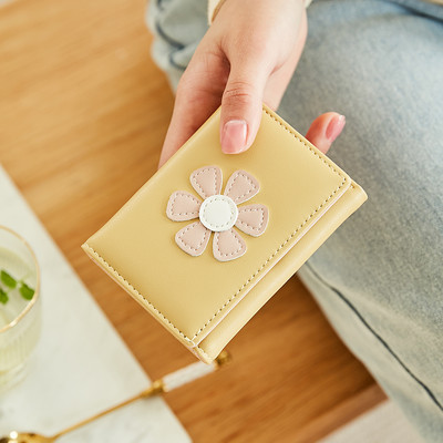 Γυναικείο πορτοφόλι με κέντημα λουλουδιών και μεταλλική στερέωση