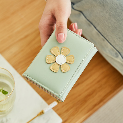 Γυναικείο πορτοφόλι με κέντημα λουλουδιών και μεταλλική στερέωση