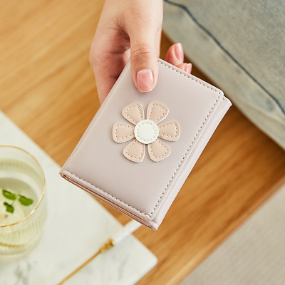 Γυναικείο πορτοφόλι με κέντημα λουλουδιών και μεταλλική στερέωση