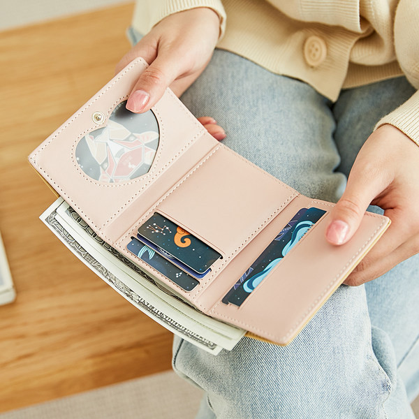 Γυναικείο πορτοφόλι με κέντημα λουλουδιών και μεταλλική στερέωση