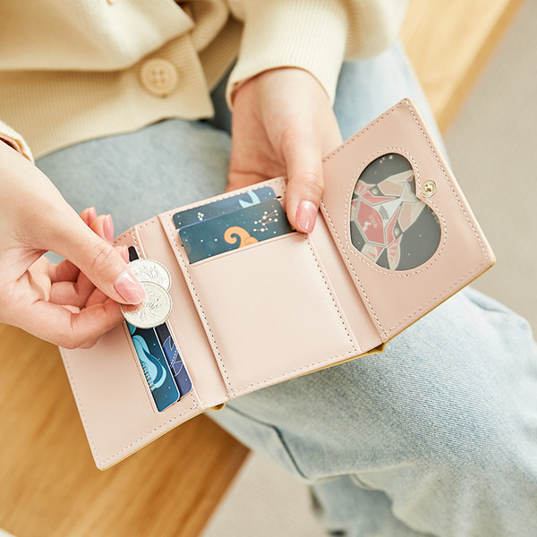 Γυναικείο πορτοφόλι με κέντημα λουλουδιών και μεταλλική στερέωση