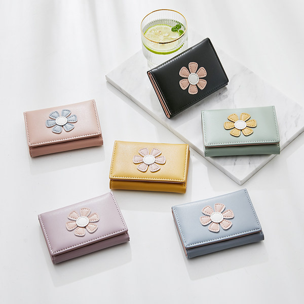 Γυναικείο πορτοφόλι με κέντημα λουλουδιών και μεταλλική στερέωση