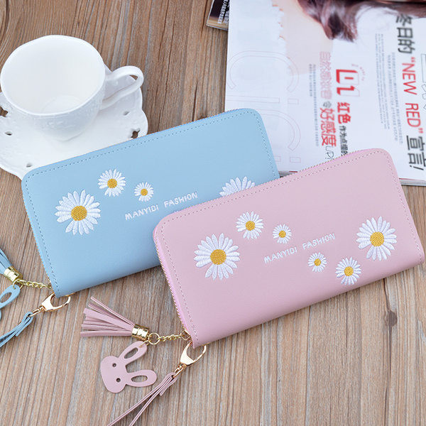 Γυναικείο πορτοφόλι με κεντημένη επιγραφή και λουλούδια