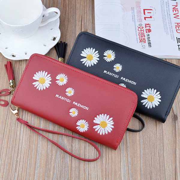 Γυναικείο πορτοφόλι με κεντημένη επιγραφή και λουλούδια