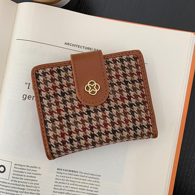 Γυναικείο πορτοφόλι με θήκες για έγγραφα και πιστωτικές κάρτες