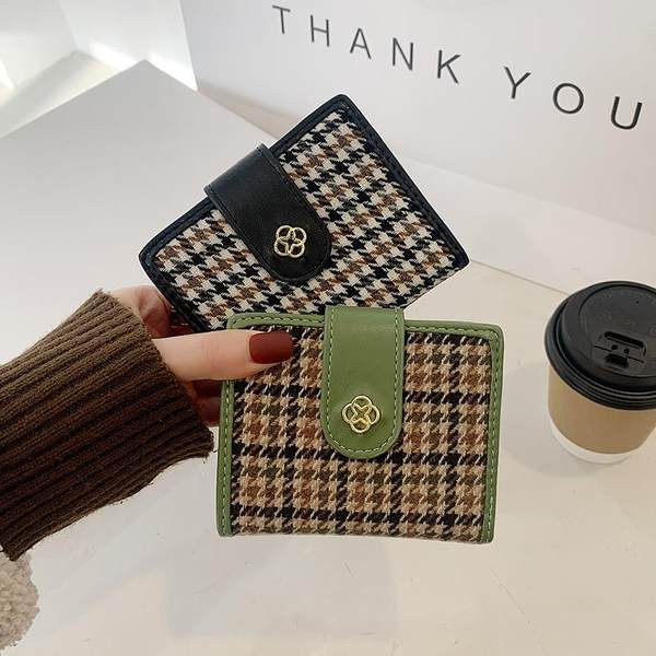 Γυναικείο πορτοφόλι με θήκες για έγγραφα και πιστωτικές κάρτες