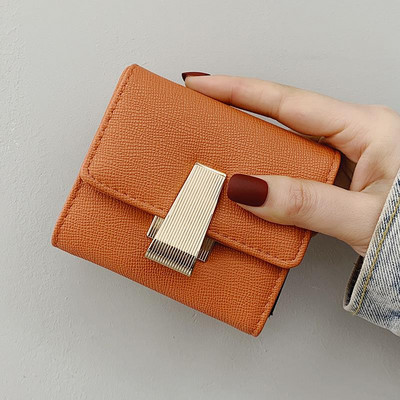Γυναικείο μικρό πορτοφόλι με μεταλλική αγκράφα