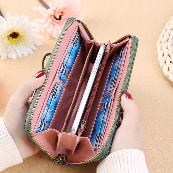 Γυναικείο έκο δερμάτινο πορτοφόλι με γυαλιστερό εφέ και λαβή