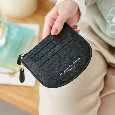 Λεπτό γυναικείο πορτοφόλι με θήκη για κέρματα και χρεωστικές κάρτες
