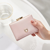 Μικρό γυναικείο πορτοφόλι από οικολογικό δέρμα με μεταλλικό κούμπωμα και πέρλες