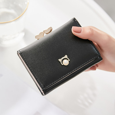 Μικρό γυναικείο πορτοφόλι από οικολογικό δέρμα με μεταλλικό κούμπωμα και πέρλες