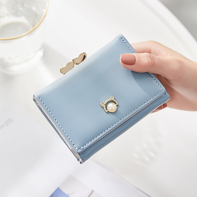 Μικρό γυναικείο πορτοφόλι από οικολογικό δέρμα με μεταλλικό κούμπωμα και πέρλες